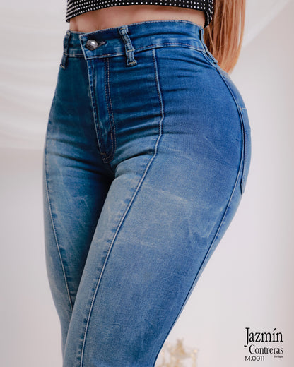 Jeans campana, con bolsas traseras, corte colombiano.