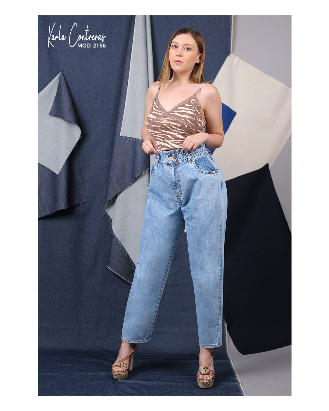Jeans momfit, con resorte en pretina.