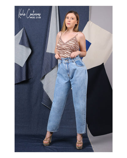 Jeans momfit, con resorte en pretina.