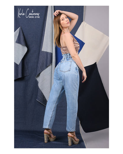 Jeans momfit, con resorte en pretina.