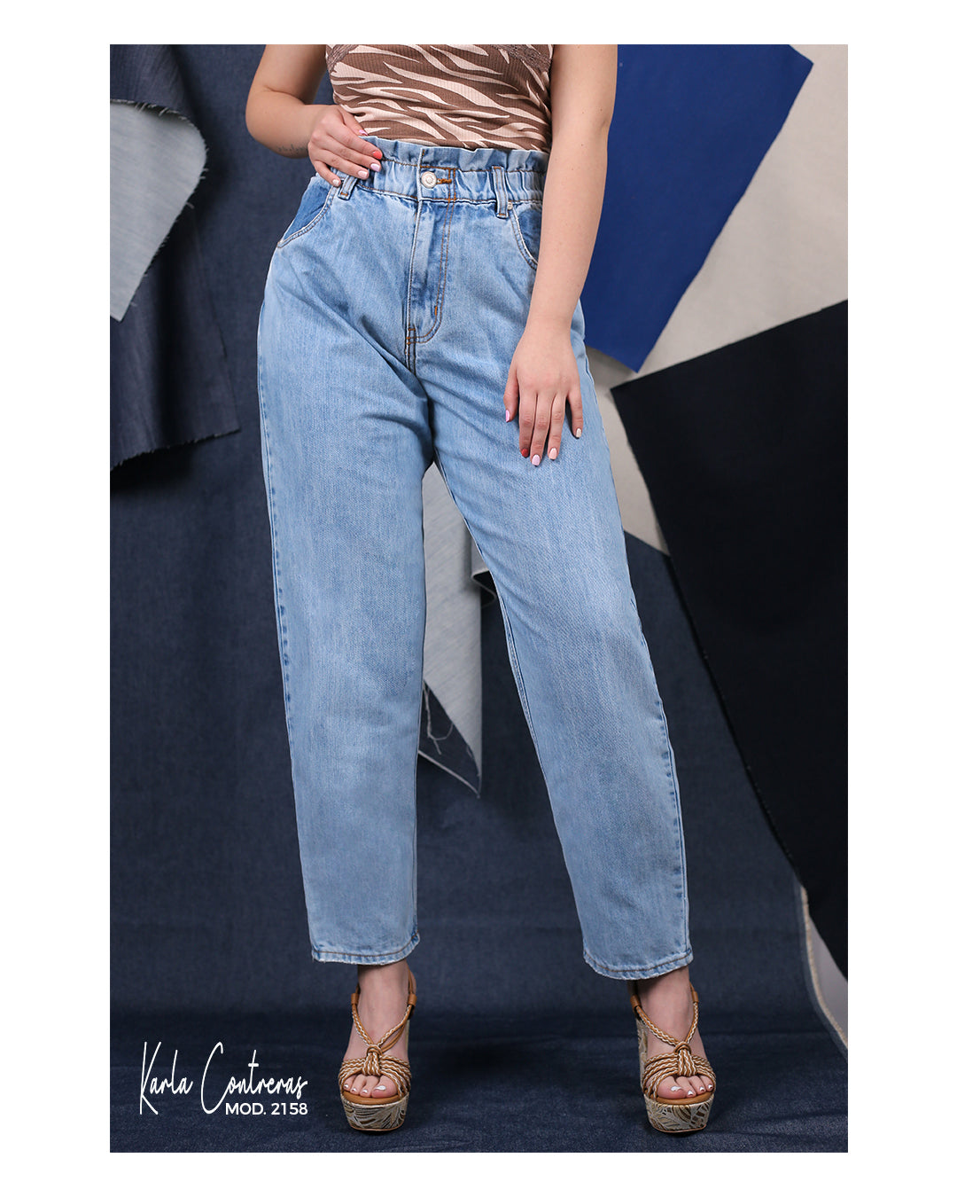 Jeans momfit, con resorte en pretina.
