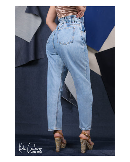 Jeans momfit, con resorte en pretina.