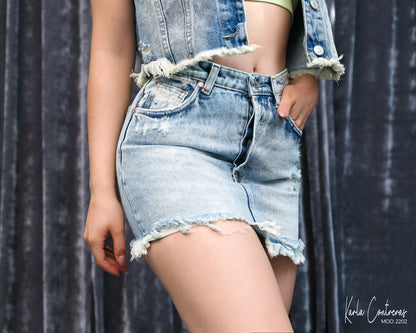 Falda con desgarres azul contaminado.