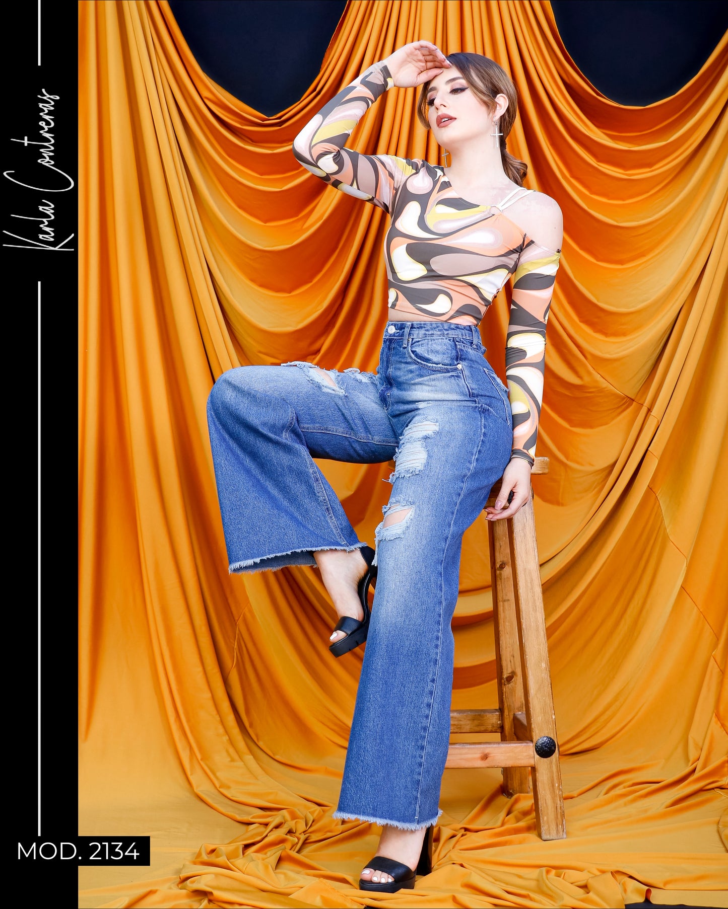 Jeans wide leg tipo MomFit, con deseño rasgado.
