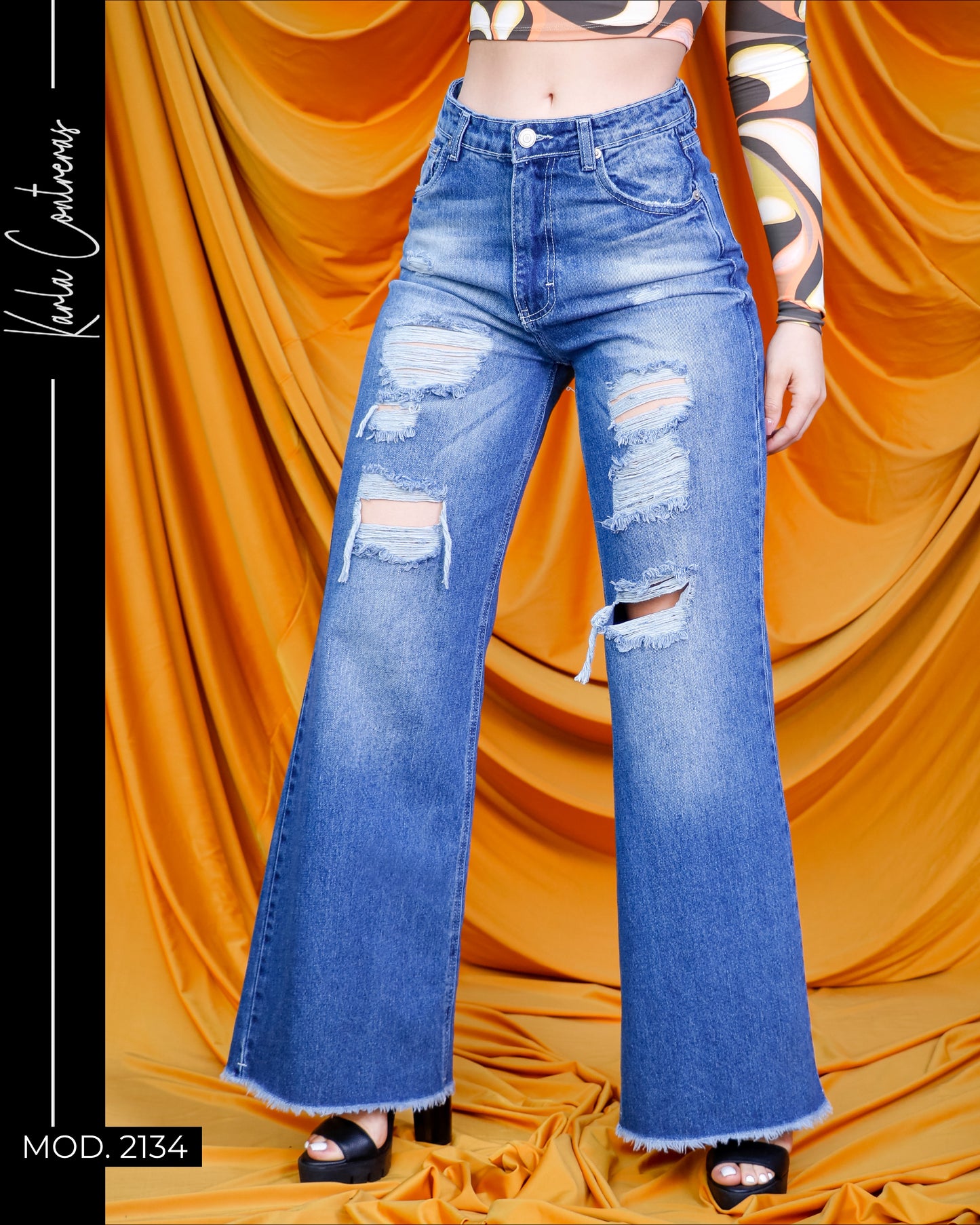 Jeans wide leg tipo MomFit, con deseño rasgado.