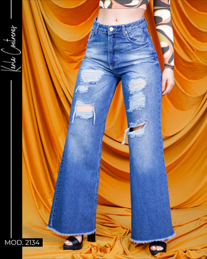Jeans wide leg tipo MomFit, con deseño rasgado.