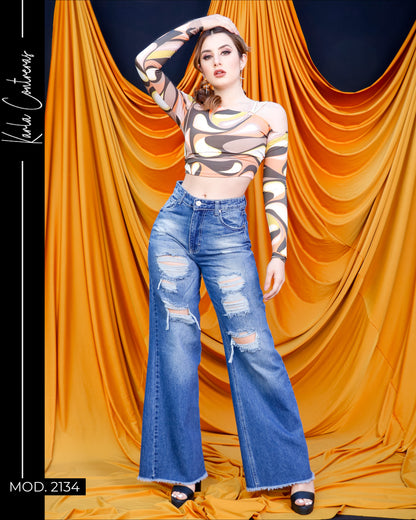 Jeans wide leg tipo MomFit, con deseño rasgado.