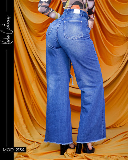 Jeans wide leg tipo MomFit, con deseño rasgado.
