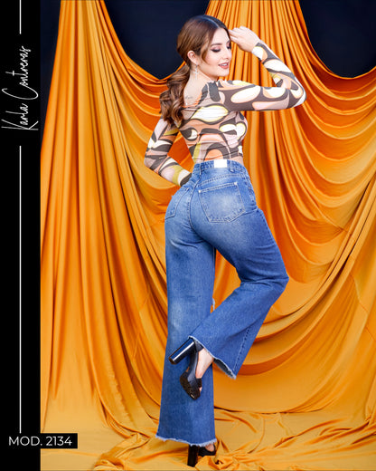 Jeans wide leg tipo MomFit, con deseño rasgado.