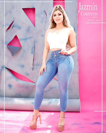 Jeans corte colombiano, 3 botones, sin bolsas traseras.