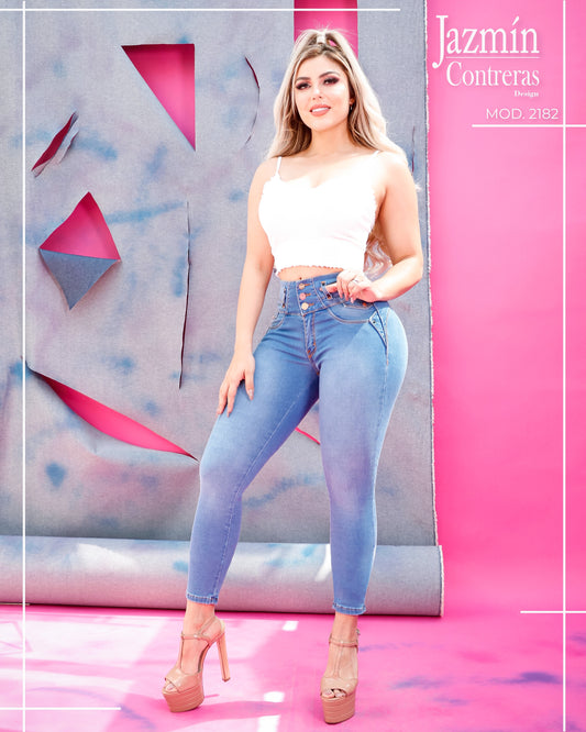 Jeans corte colombiano, 3 botones, sin bolsas traseras.