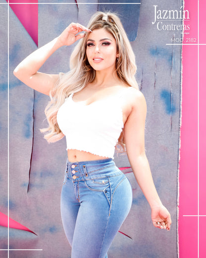 Jeans corte colombiano, 3 botones, sin bolsas traseras.