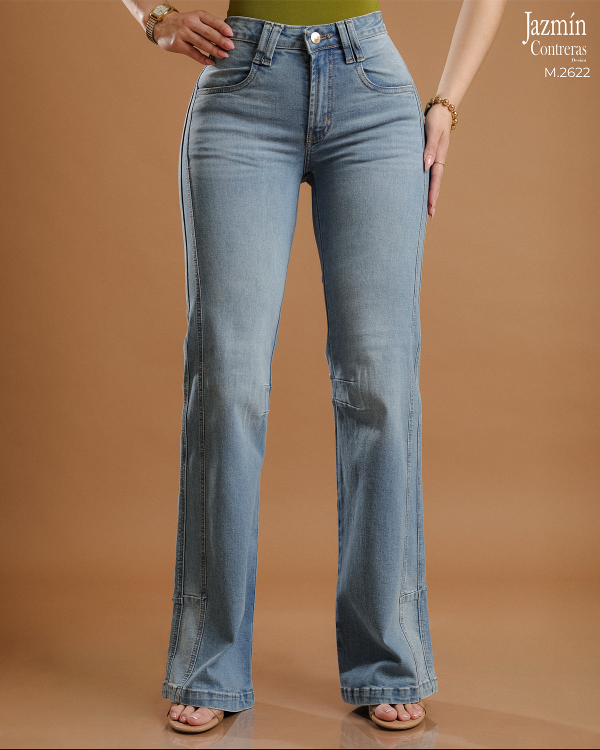 Jeans recto, ajustable en pretina.