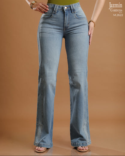 Jeans recto, ajustable en pretina.