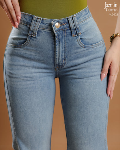 Jeans recto, ajustable en pretina.