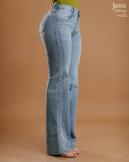 Jeans recto, ajustable en pretina.