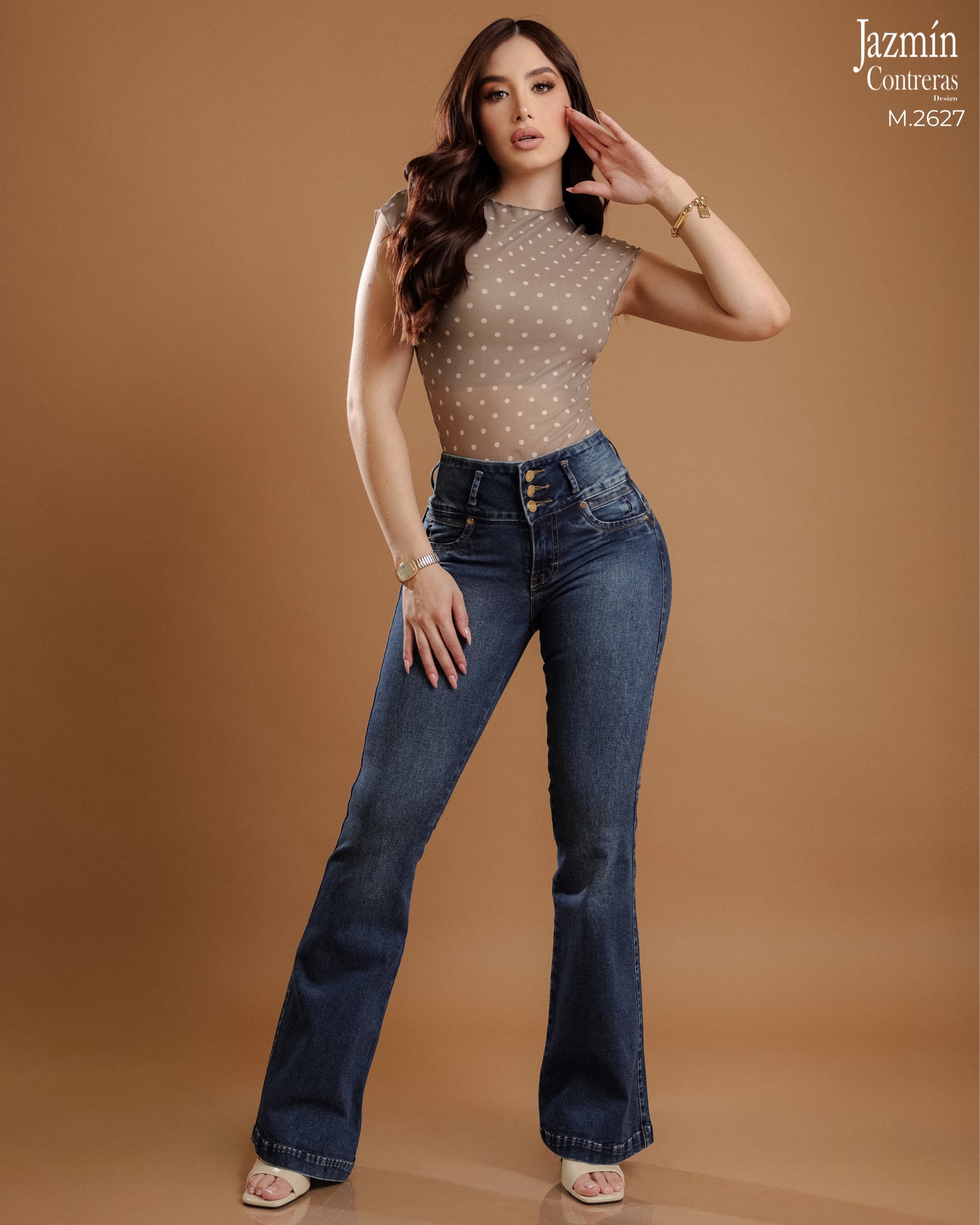 Jeans flare, corte colombiano.