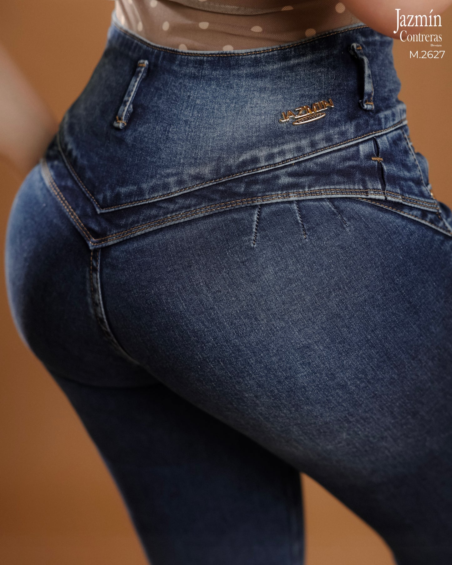 Jeans flare, corte colombiano.