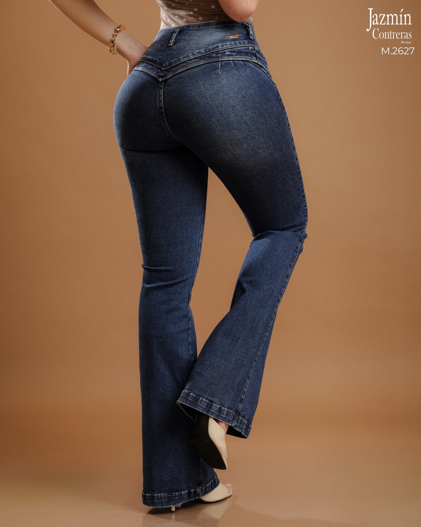 Jeans flare, corte colombiano.