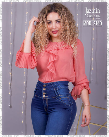 Jeans corte colombiano, 4 botones, sin bolsas traseras.